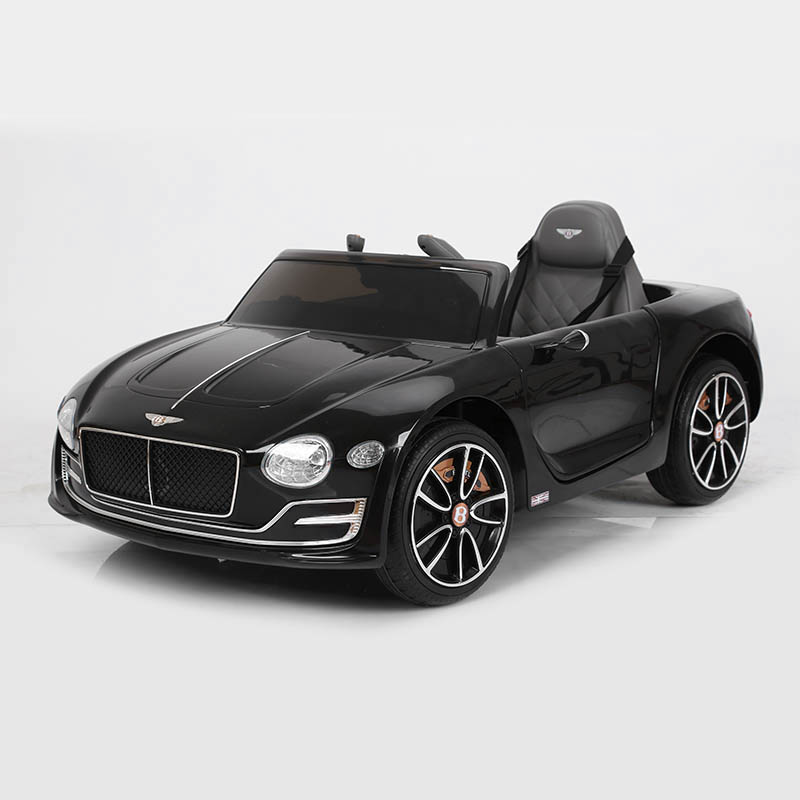 お子様向けの電池式乗用車 12 台