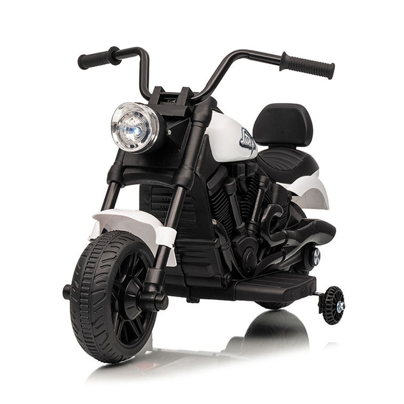 バイクに乗る 子供用電動バイク